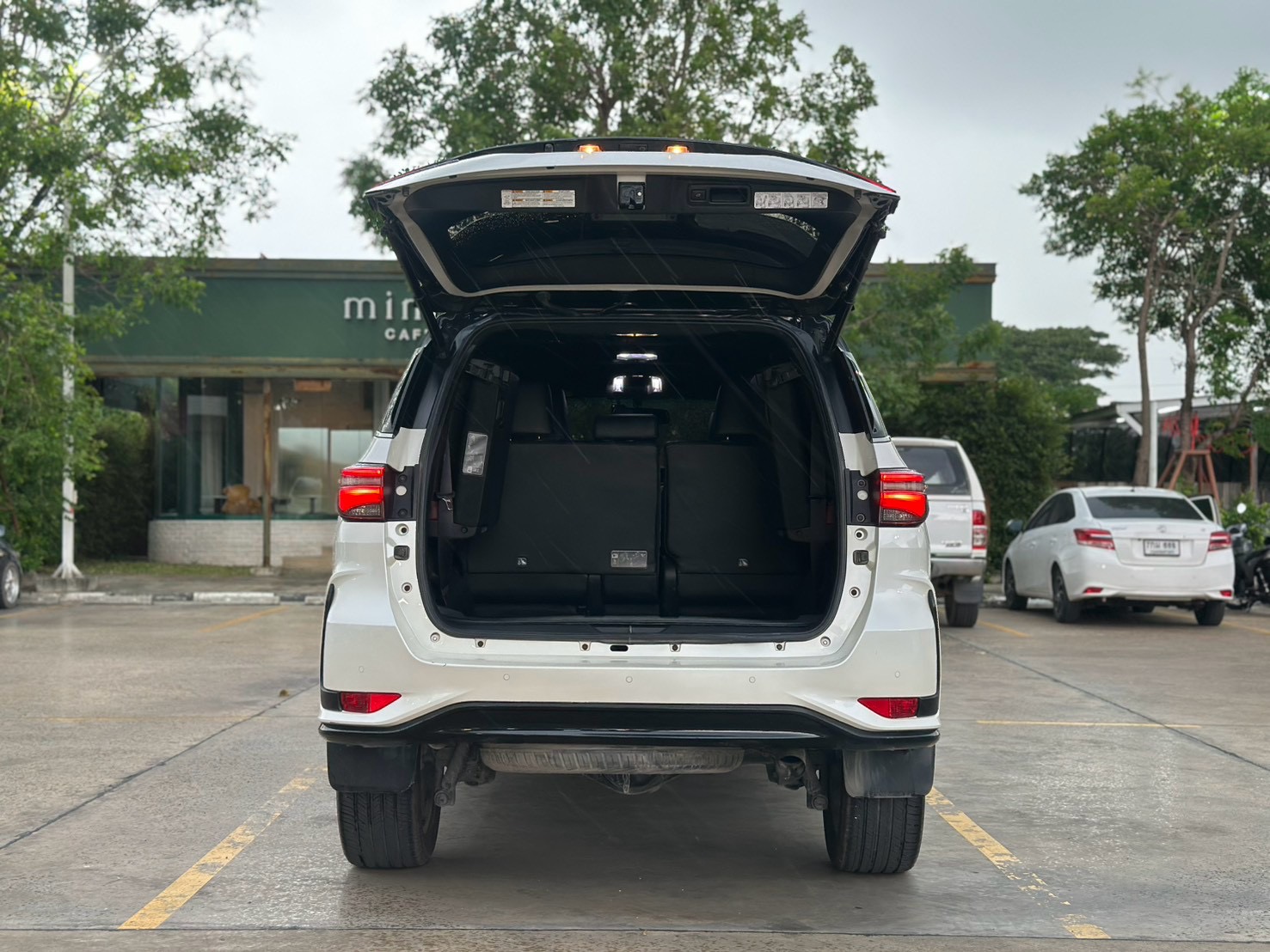 Toyota fortuner 2.4 รุ่น Legender  ปี 2022  รูปที่ 8