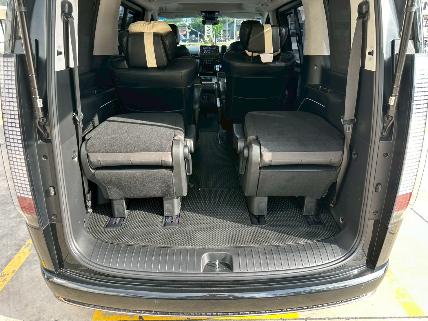 Hyundai Staria 2.2 Premium With Sunroof 2023 รูปที่ 21