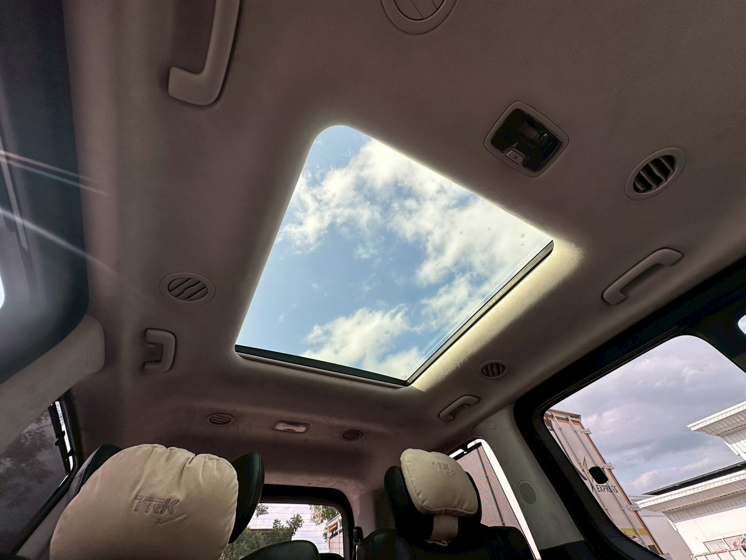Hyundai Staria 2.2 Premium With Sunroof 2023 รูปที่ 31