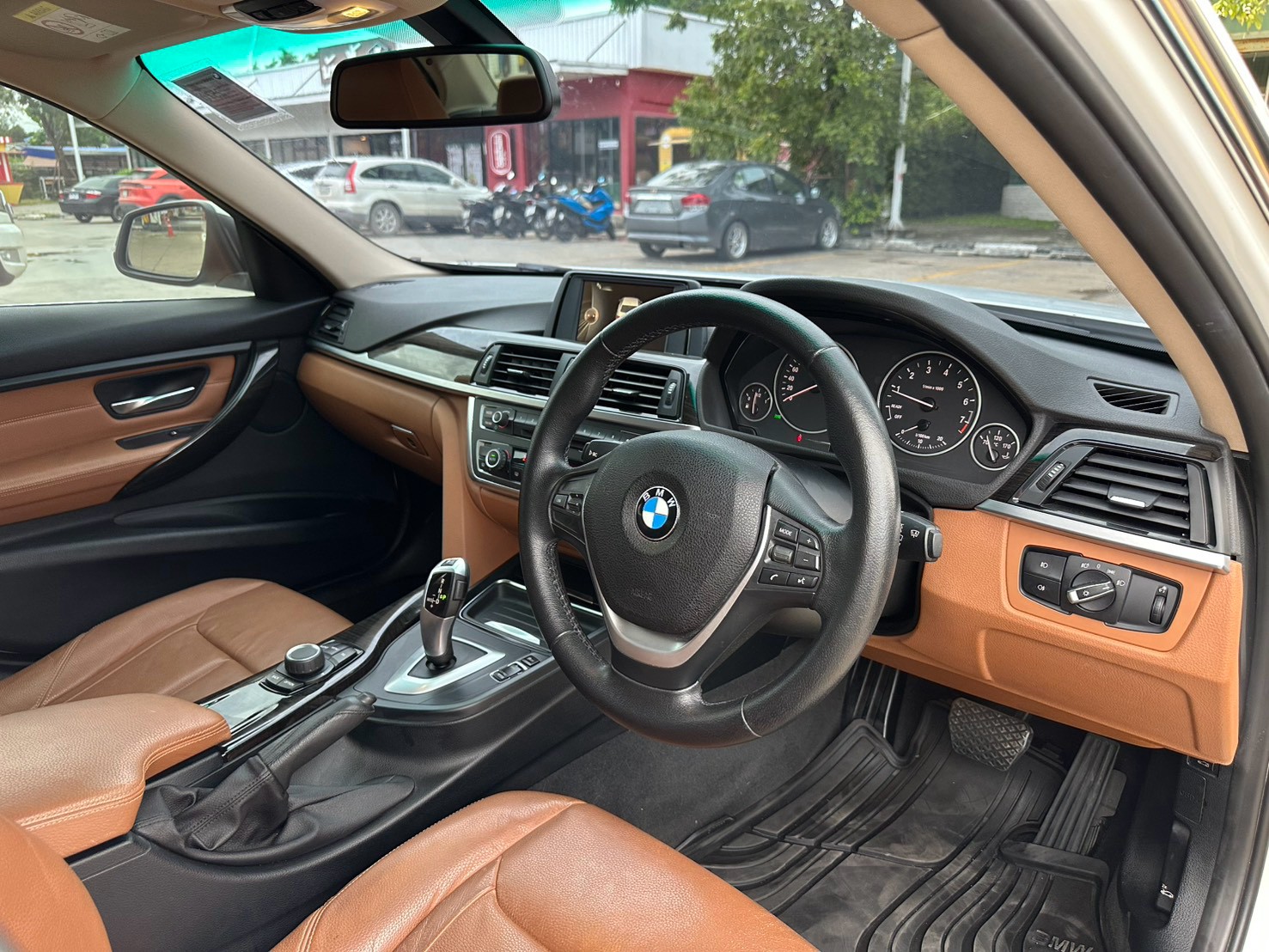 BMW 320i Luxury F30 ปี 2015 จด 2016 รูปที่ 10